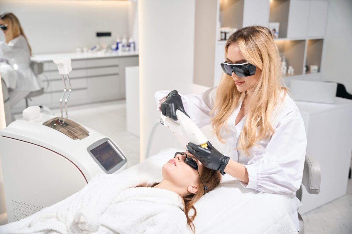 Po co studiować kosmetologię? Spór o zabiegi estetyczne obnaża wieloletnie systemowe zaniedbania