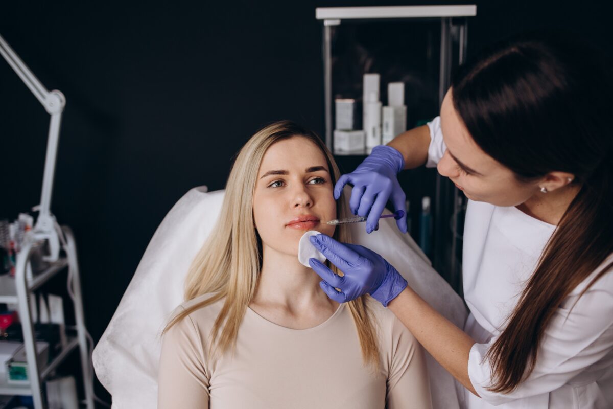 Wyższa Szkoła Nauk o Zdrowiu występuje o regulację zawodu kosmetologa