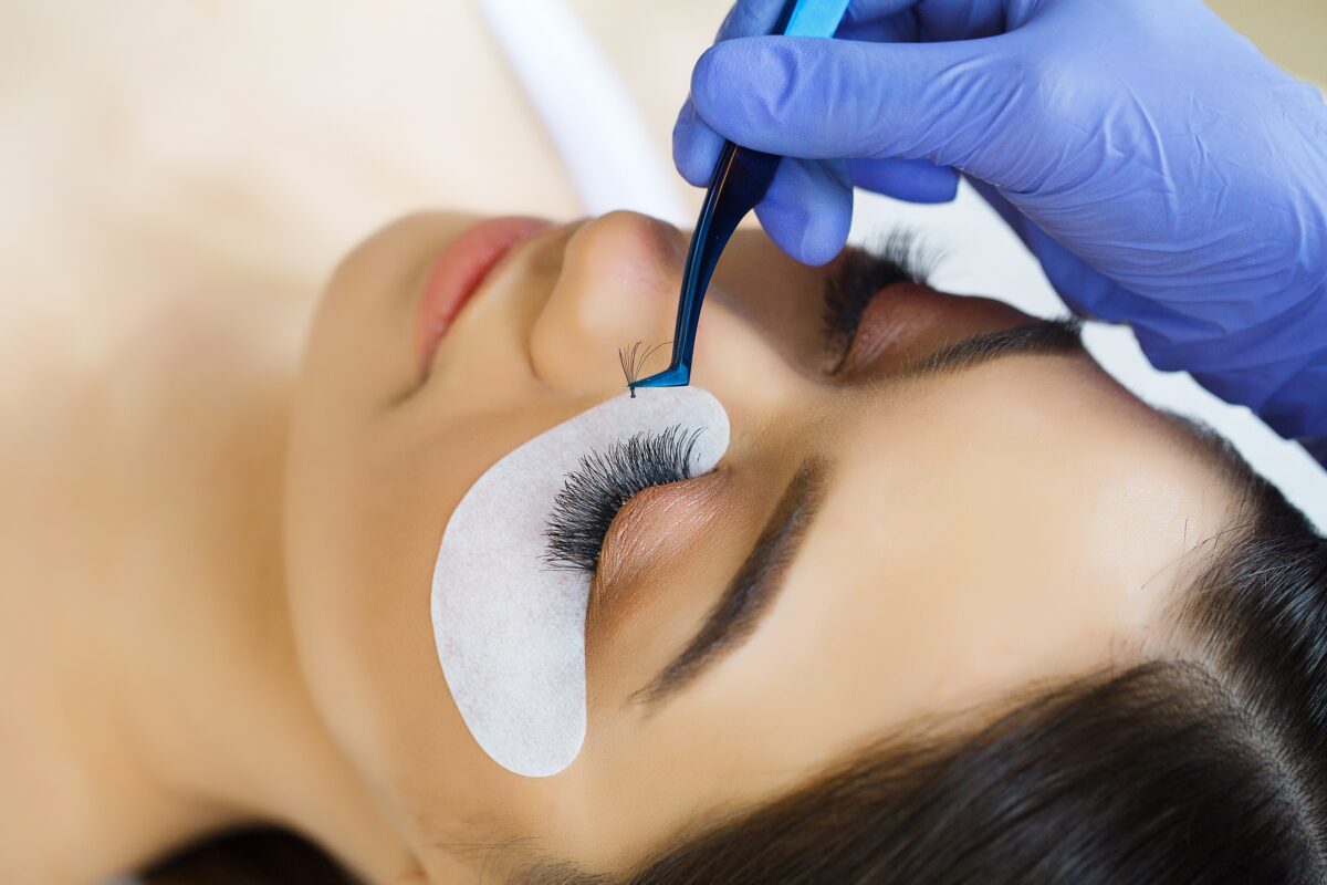 Błędy stylistek rzęs i brwi, które kończą się pozwem. Perspektywa biegłej sądowej