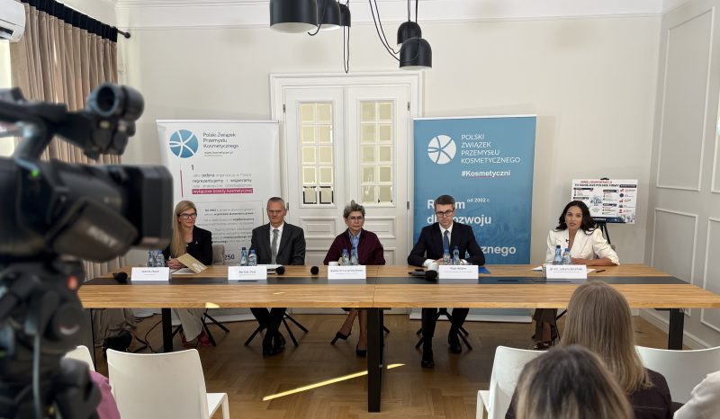 Konferencja, kobiety i mężczyźni za stołem, kamera