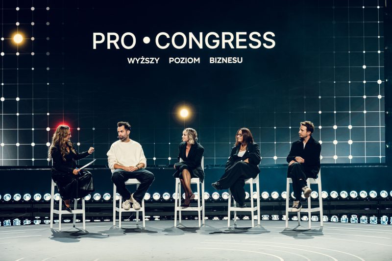 Konferencja, panel, uczestnicy siedzą na scenie
