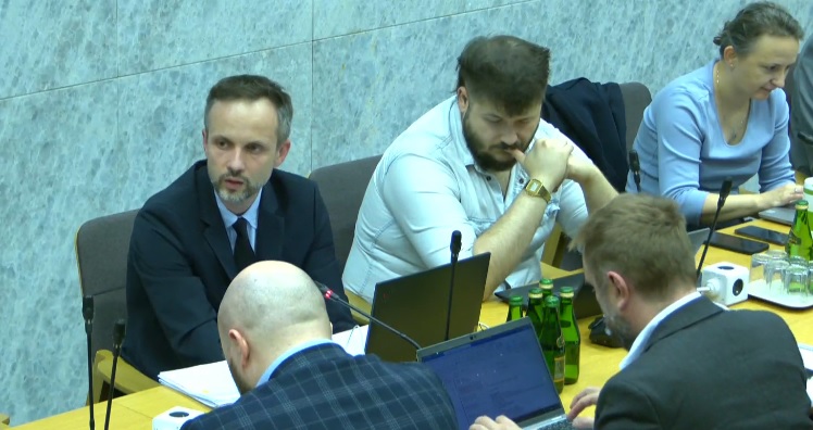 Posiedzenie, mężczyźni przy stole prezydialnym
